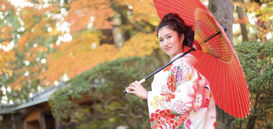 和傘を差した色打掛の花嫁